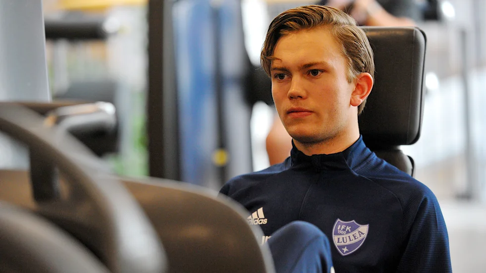 Axel Olsson nöter rehabträning varje dag efter sin knäoperation för två månader sedan. Till nästa säsong vill han vara tillbaka på fotbollsplanen efter den svåra knäskadan.