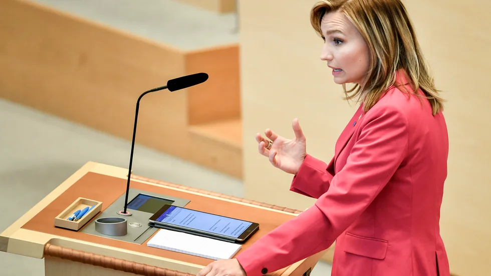 Ebba Busch (KD) vill att statsministern öppet visar vad som styr regeringens coronastrategi inför sommaren.