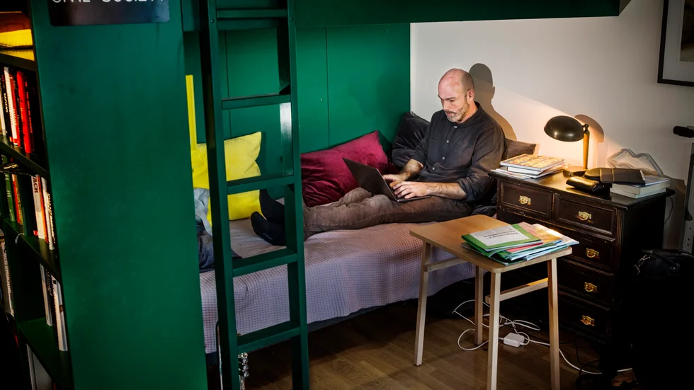 Journalisten och författaren Jörn Spolander har låtit bygga om sin trea och delat av flera rum med olika smarta lösningar. Här sitter han i läsrummet under sitt sovloft.