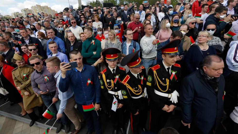 Åskådare och soldater firar segerdagen i Minsk, Vitryssland.