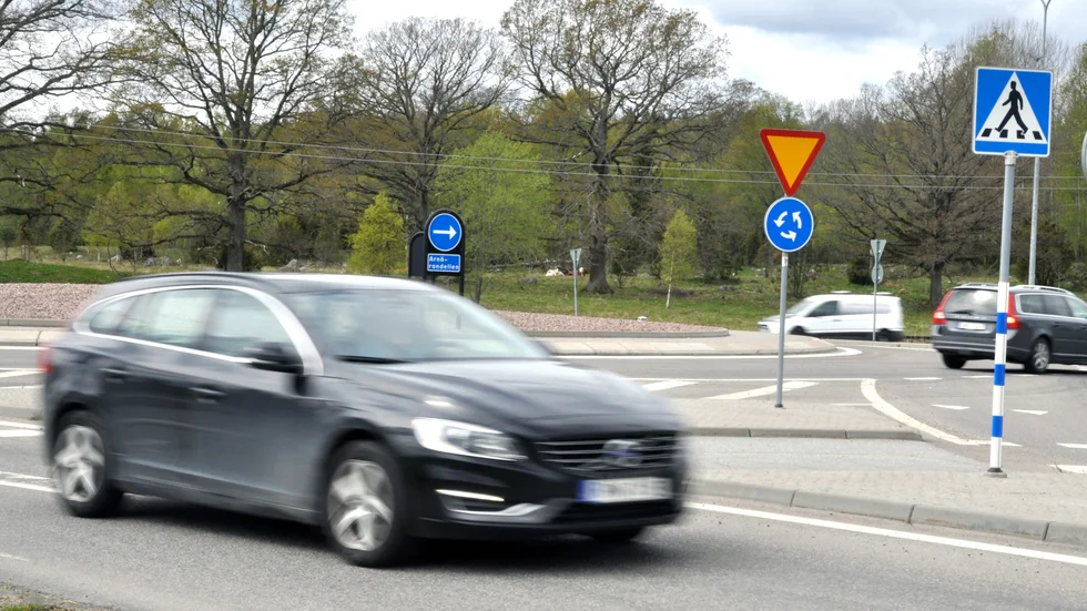 Den planerade bron över TGOJ-banan går från riksväg 53 och ansluter i närheten av Arnörondellen.