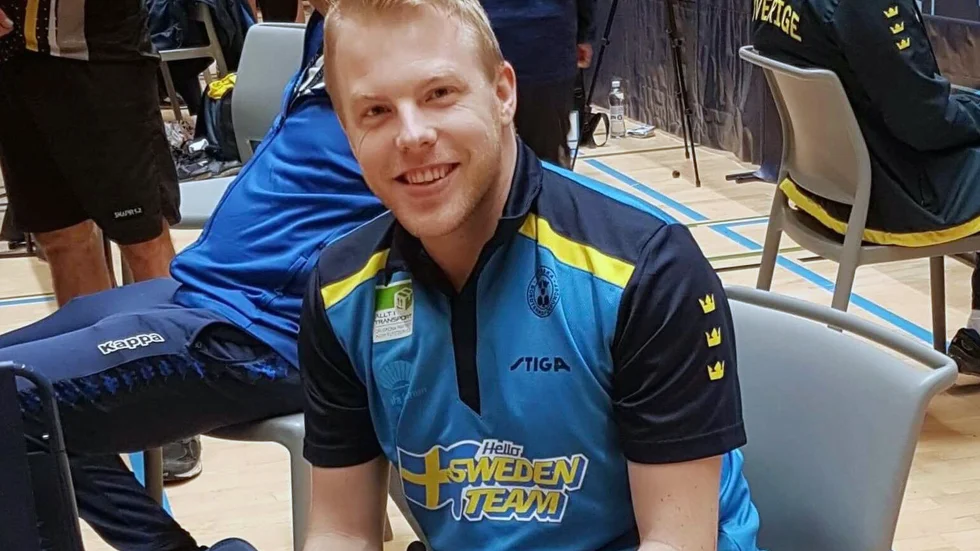 Linus Karlsson är vidare till slutspel i kvalturneringen till Paralympics efter två segrar. 