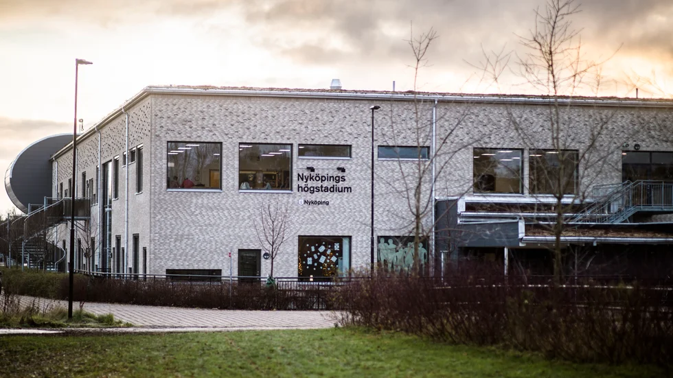 Undervisningen på högstadiet i Trosa, Gnesta, Oxelösund och Nyköping bör ske på distans, anser smittskyddsläkare Signar Mäkitalo.