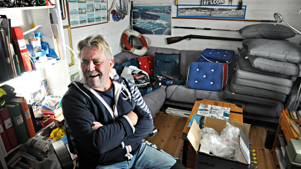 I Oxelösunds fiskehamn har Kjell Andersson sitt hamnkontor. Härifrån sköts bland annat gästhamn och stuguthyrning. Nu vill han dock trappa ner. Han och Kicki Orha kollar av intresset för om någon vill ta över verksamheterna.