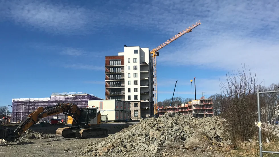 Hela området på Norr, där hundratals bostäder växt fram de senaste åren, sanerades 2015-2017. Den nu aktuella tomten där föroreningar upptäckts ligger längs Knut Hellbergsagtan.