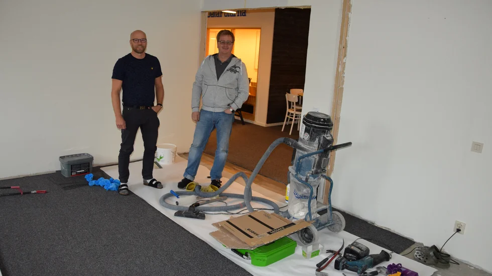 Förbereder för tillväxt. Thomas Holmström (t v) och Anders Marklund kollar ett kontorsrum i fastigheten som håller på att renoveras.