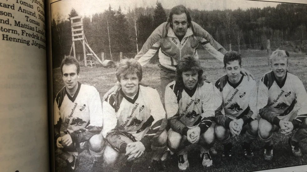 År 1990. Slätmons BK laddar för ny säsong. Här är Lars-Göran Bexell med några av nyförvärven.