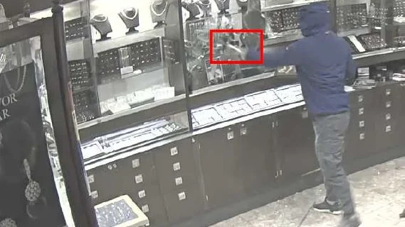 Bild från polisens förundersökning. Med yxor slog rånarna sönder montrar i guldbutiken i Norrköping. 
