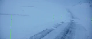 Väg avstängd på grund av hårt väder