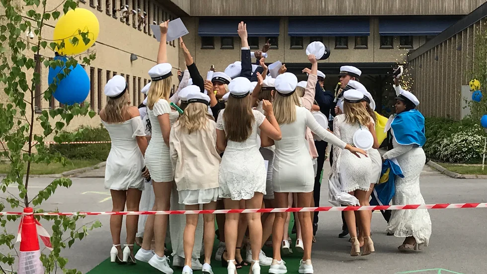 Samhällsvetarna var först ut i studentutspringet på Duveholmsgymnasiet.