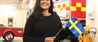 Regnet tvingade in nationalsången - på brandstationen