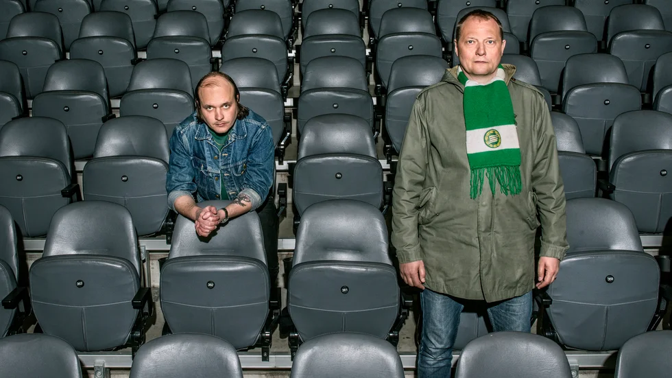 Artistkollegorna och Hammarbysupportrarna David Ritschard (vänster) och Magnus Carlson har gjort låten "Vi ses snart igen" tillsammans. Alla intäkter går till Hammarby IF. Pressbild.