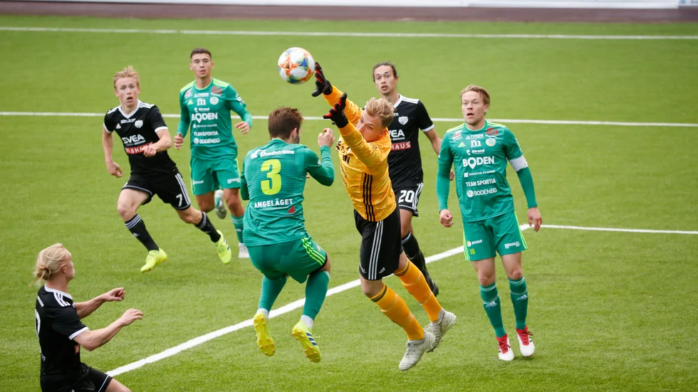 Simon Lundberg väljer att spela vidare i division 3-laget Bernäsets AIK. Därmed får IFK Luleå fortsätta söka efter en korttidsersättare till skadade Tomas Adell.