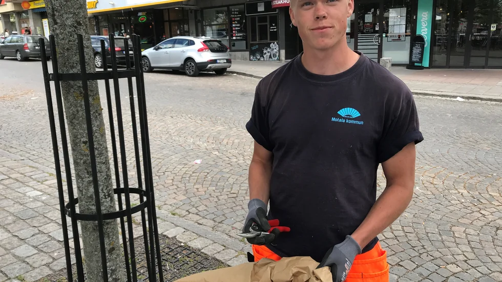 I väntan på division 1-säsongen jobbar Markus Uppling med att snygga till i Motala city. Maif-nyförvärvet jobbar på kommunen när han inte tränar fotboll. På söndag startar söderettan.