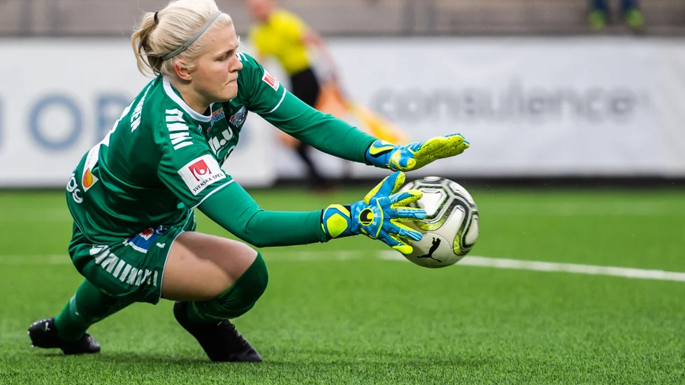 Emma Holmgren, här i Libköoingströjan, är redo för spel när allsvenskan drar igång efter midsommar.