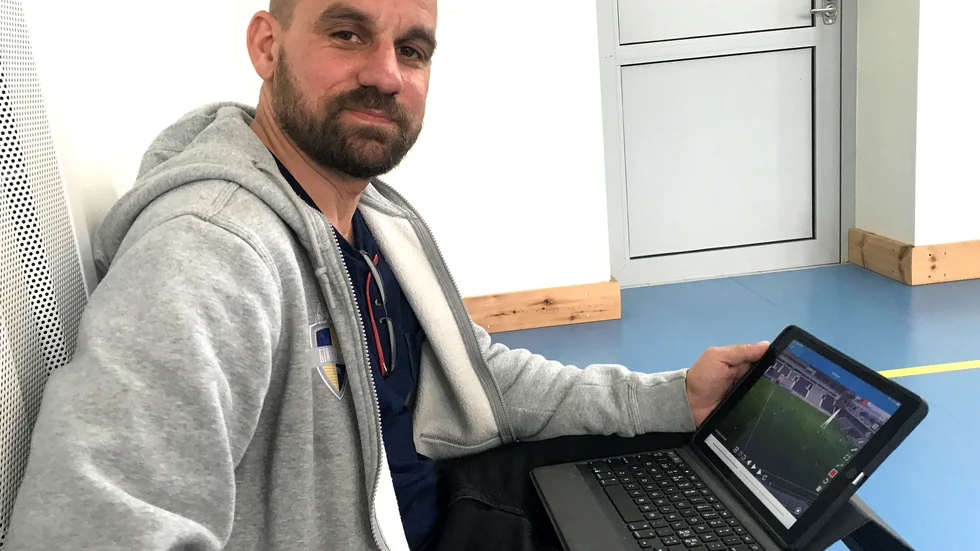 Pierre "Brassen" Walfridsson dubblerade som idrottslärare i Motala och analysansvarig hos Linköping City i division 1-fotbollen. Men nu hoppar han av City-jobbet, på grund av sin familjesituation.