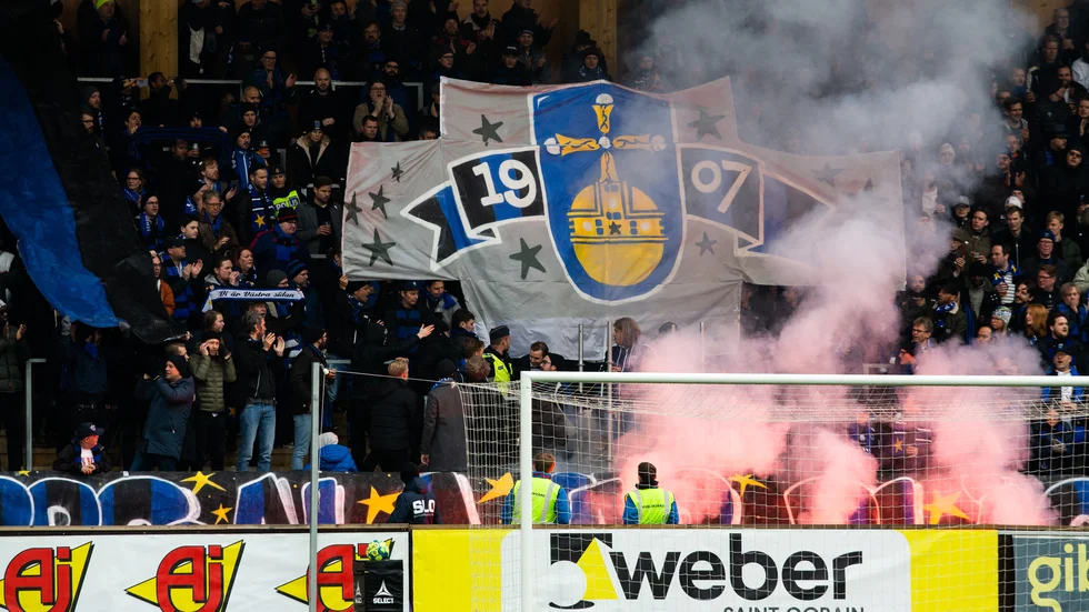 Siriusfans under en match i allsvenskan förra säsongen. Nu tänker fansen försöka skapa stämning trots att det blir allsvenskt spel utan publik.
