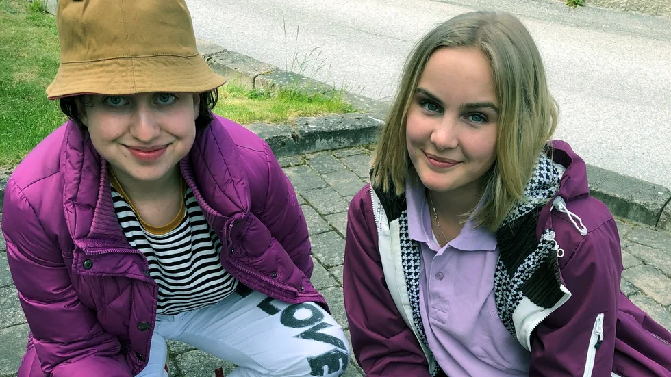 Fanny Lindblad till höger tillsammans med sko(l)kompisen Sofia Edén, också aktiv i föreningen Europastudenter för klimatet.