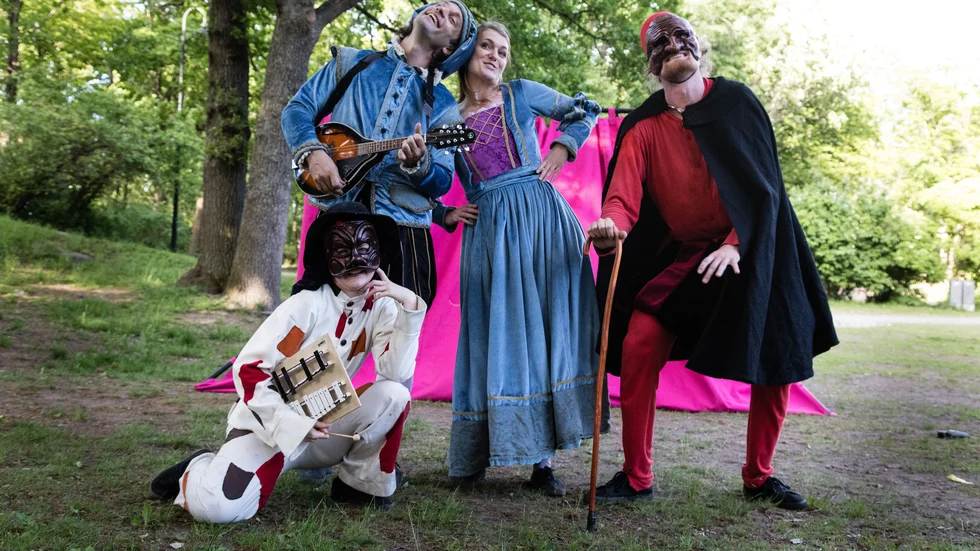 Här ses hela ensemblen som spelar Molière på Sundbyholms slott och Lagersbergs säteri i sommar.