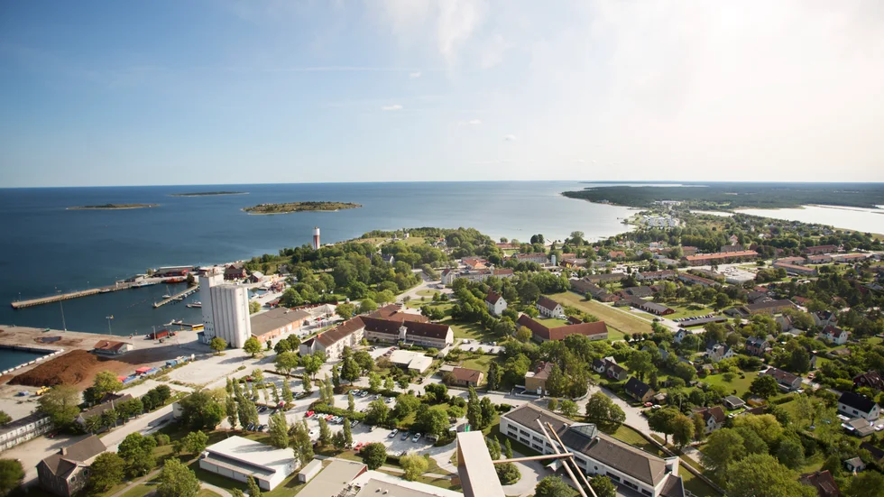 Nästan mitt i bild kan man skymta byggnaden där Folktandvården i Slite har sin verksamhet.