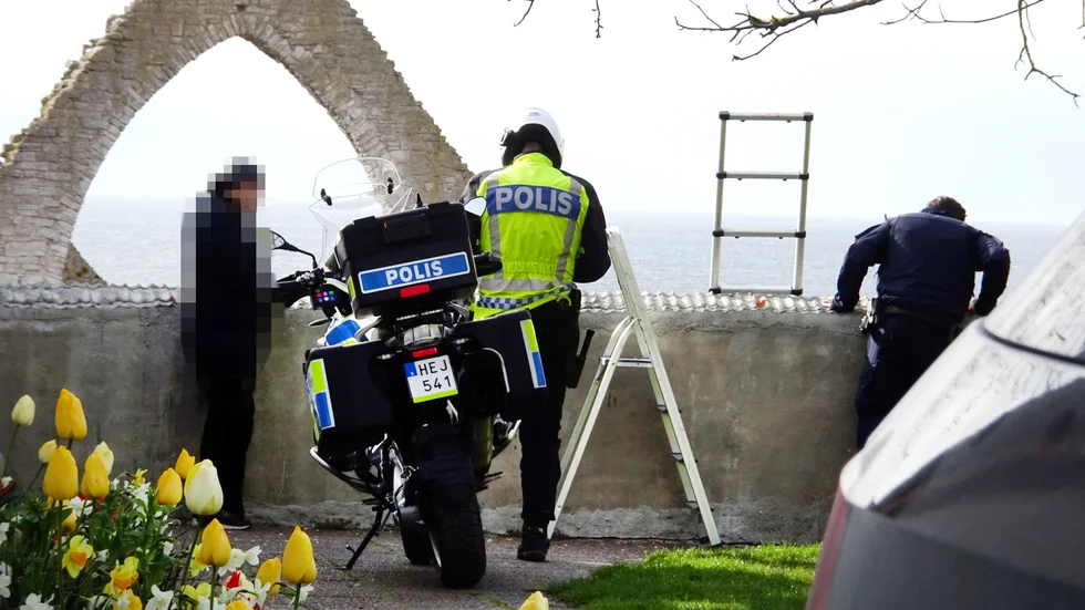 Vid ett tillfälle slog polisen till och personer på plats blev vittnen till hur en misstänkt person kastade något ifrån sig ut från utsiktsplatsen på Klinten. Med hjälp av stege eftersöktes föremålet.