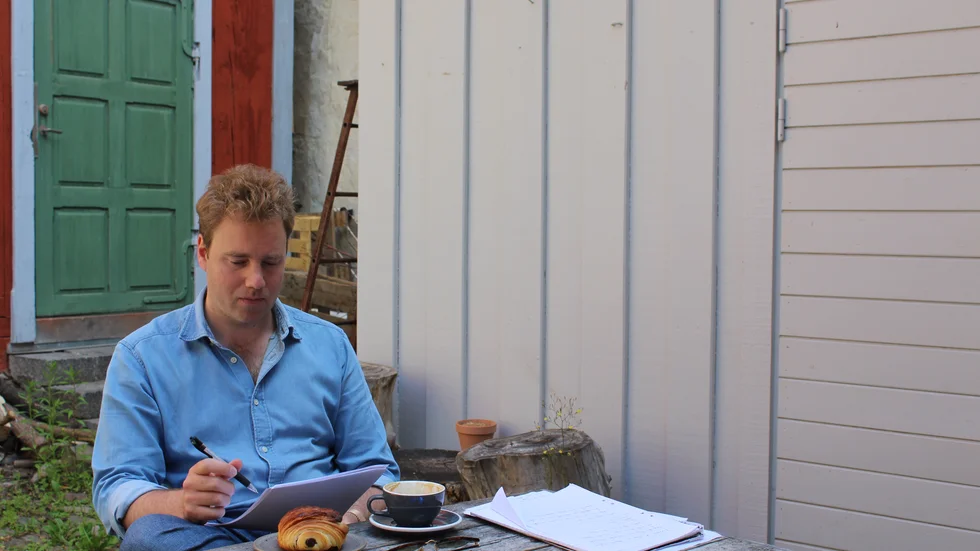 Manusskrivandet är i full gång och precis som sin huvudkaraktär så tycker Erik Green Petersson om att dricka cappuccino och äta croissanter på café. 