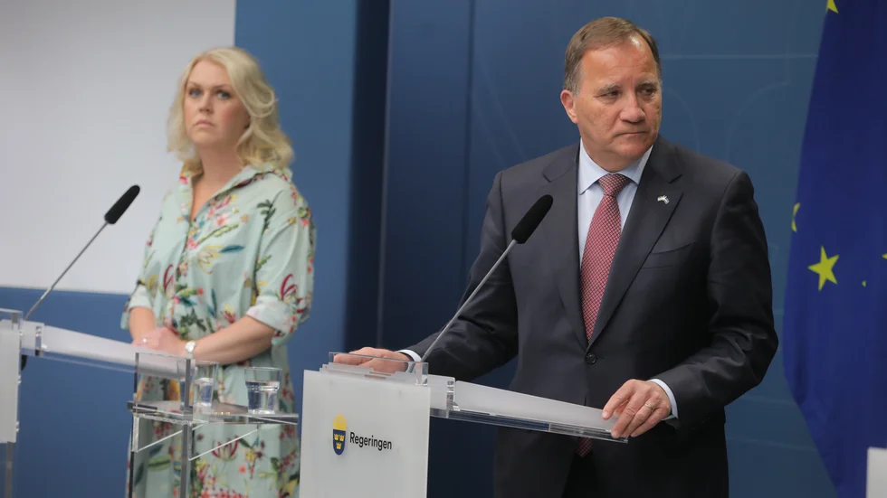 Moderaterna vill att coronakommissionens granskning ska ha mer fokus på regeringens agerande. På bilden socialminister Lena Hallengren (S) och statsminister Stefan Löfven (S) på en av många pressträffar om pandemin. Arkivbild.