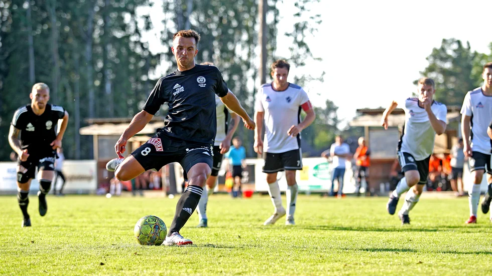 Valon SIlka sätter 2-0 på straff. Nu röckte inte det då Mjölby södra gjorde mål på alla sina fyra straffar och vann matchen med 4-3.
