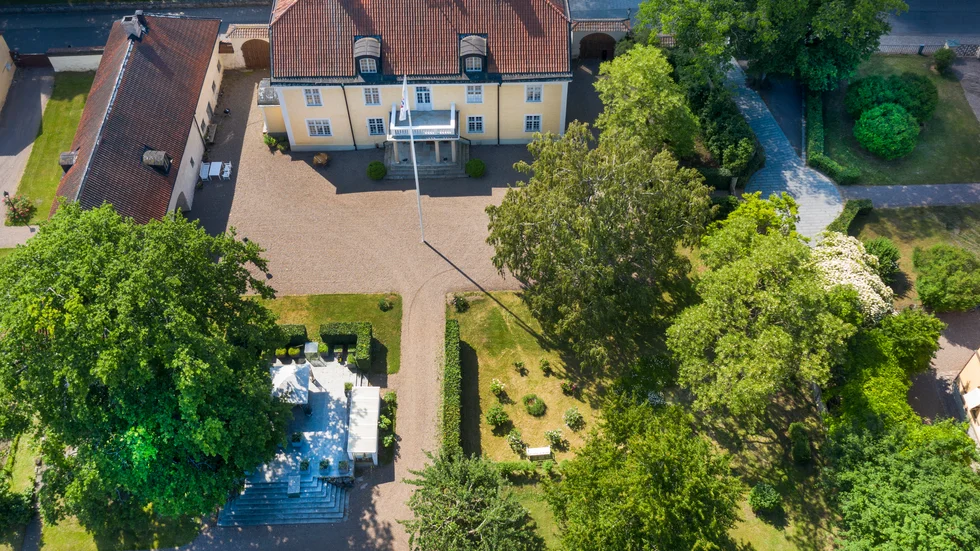 På platsen där biskopsgården ligger har siftets biskopar bott sedan 1500-talet. Huset som biskopen bor i i dag byggdes mellan åren 1733-1735.