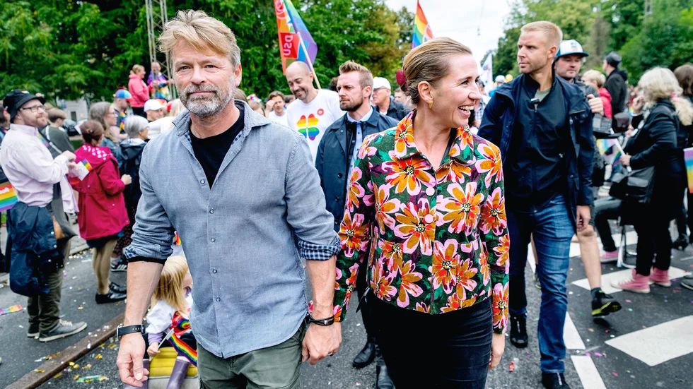 Danmarks statsminister Mette Frederiksen, tillsammans med sin fästman Bo Tengberg under förra årets prideparad i Köpenhamn. Arkivbild.