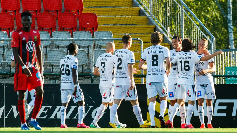 Elias Andersson omfamnas efter sitt förlösande ledningsmål borta mot Östersund.