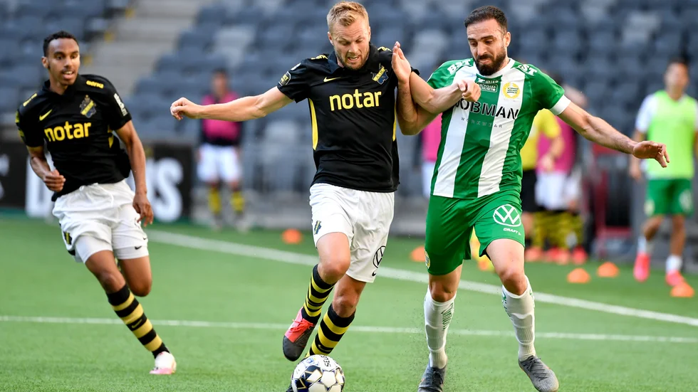 AIK:s Sebastian Larsson och Hammarbys Abbe Khalili under det Dplay-sända derbyt i söndags.