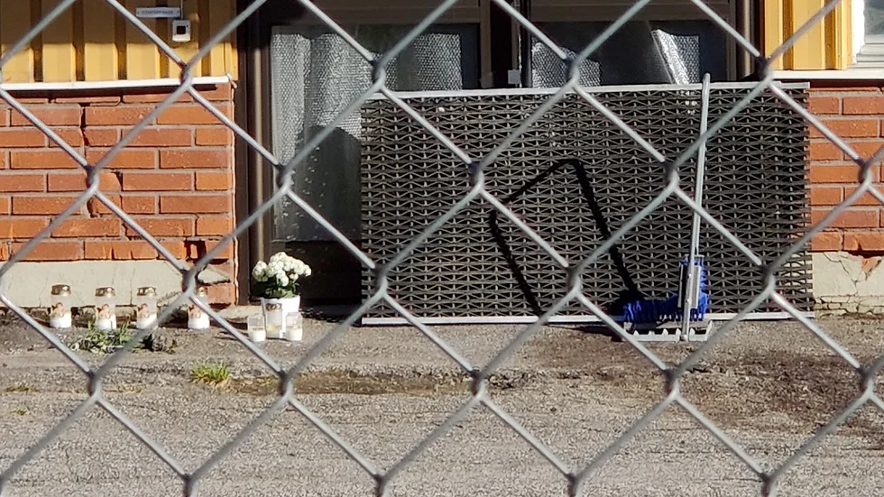 En man avled i en tragisk olycka i Älvsbyn efter att ha skurit sig på en glasruta.