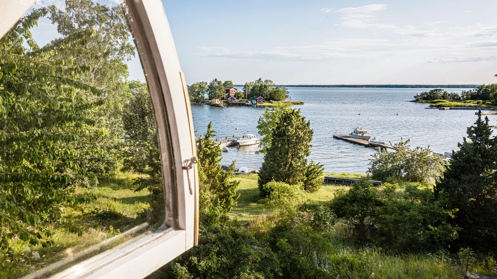 "Ljumma sommarkvällar vill man gärna sitta ute länge. Kanske plocka fram gitarren och sjunga ihop", skriver Stephan Andersson.
