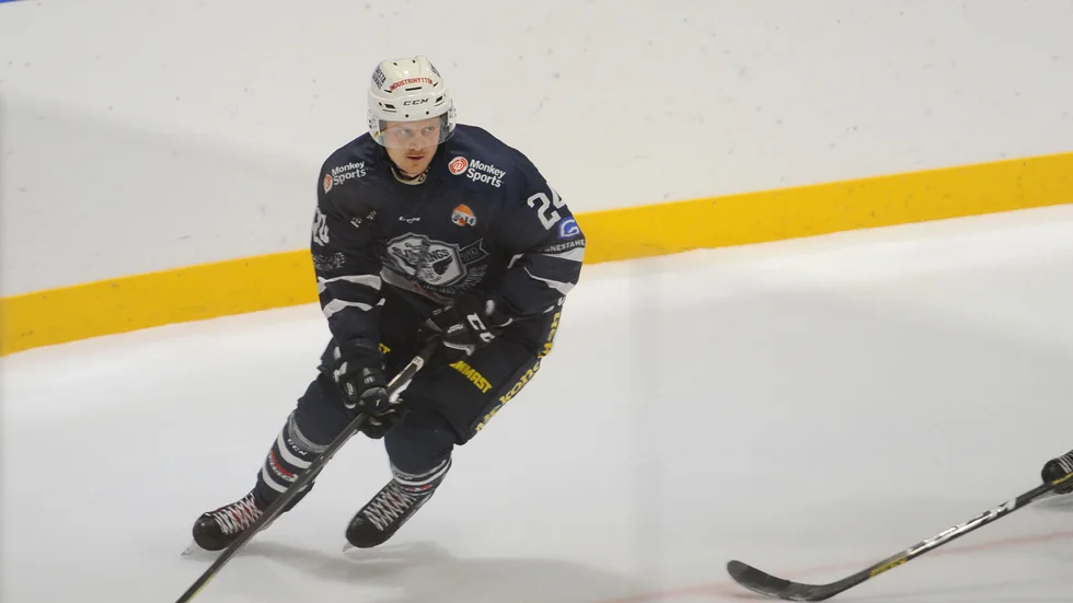 Kim Lindström, som sedan tiden i NSK, spelat med Gnesta IK och Nyköpings AIK är tillbaka i NSK igen. "Vi behövde tyngd och rutin" säger Magnus Eriksson