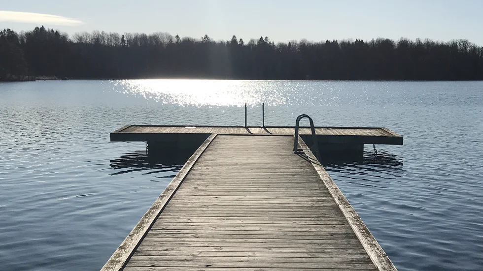 En flytbrygga inom strandskyddat område måste nu plockas bort. Bryggan på bilden är dock inte den som beskrivs i artikeln.