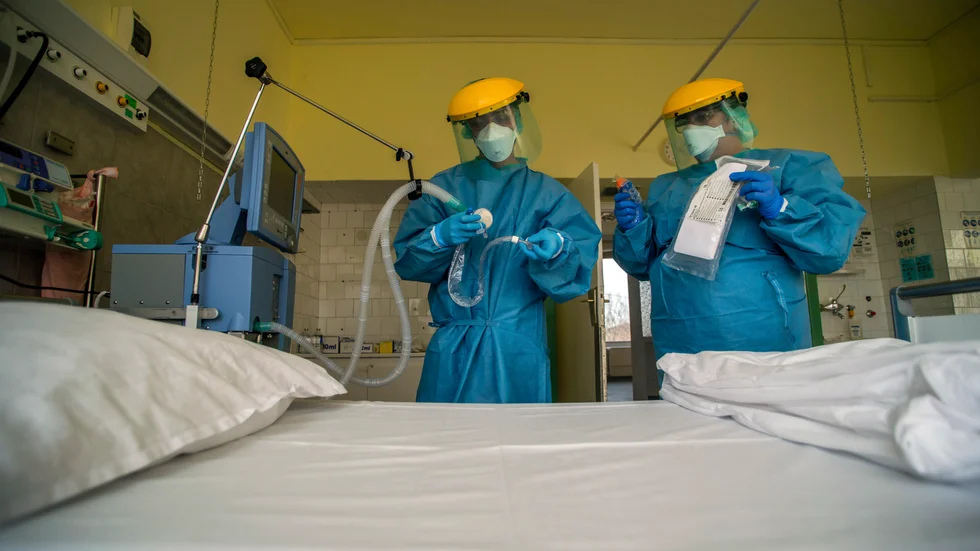 Intensivvård i respirator kan bli mycket påfrestande för coronapatienter. Här förbereds en apparat i Ungern. Arkivbild.