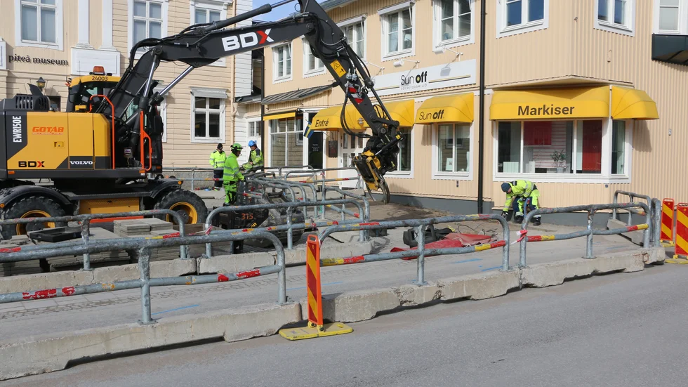 Dammbind gruset kring Rådhustorget. Det dammar för mycket tycker skribenten.