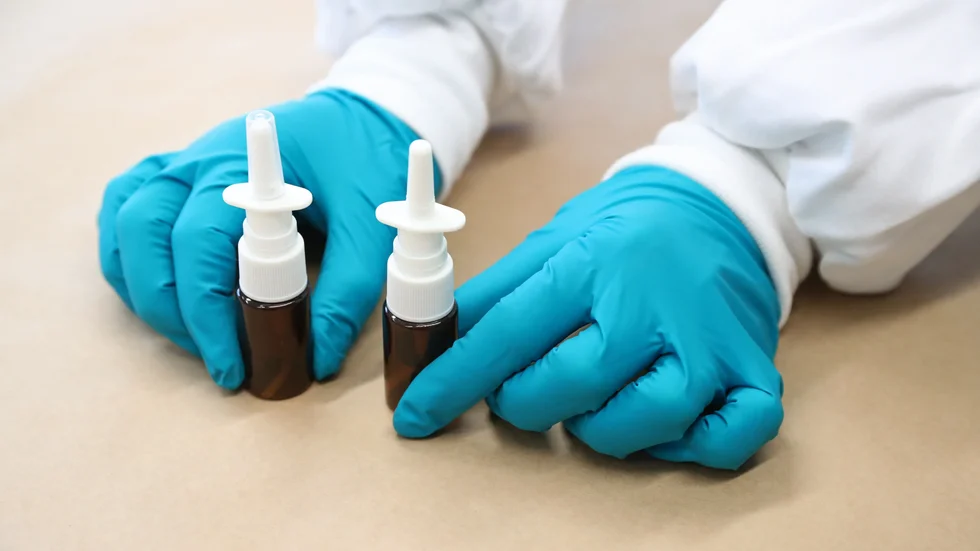 Mannen sålde cyklopropylfentanyl, en variant av det smärtstillande läkemedlet fentanyl, förpackat på nässprejflaskor. Här liknande flaskor vid nationellt forensiskt centrum på Polismyndigheten. Arkivbild.
