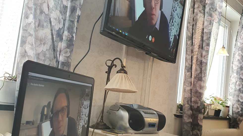 Per-Anders Burman bjuder på musikalisk underhållning via Skype.