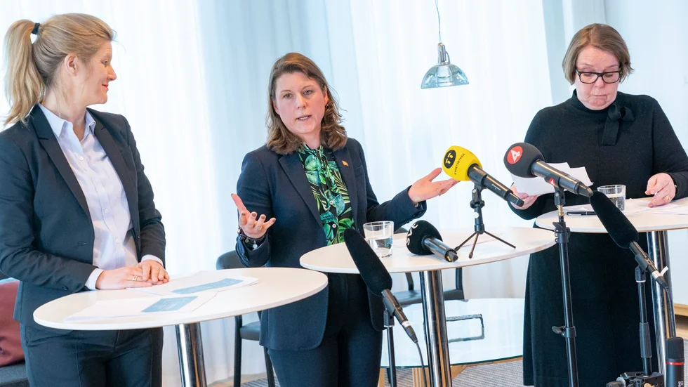 "Det skånska näringslivet blöder på många håll", säger Anna Jähnke (M), ordförande i Region Skånes utvecklingsnämnd. Till vänster: Louise Eklund (L), förste vice ordförande. Till höger: Yvonne Augustin (S), andre vice ordförande.