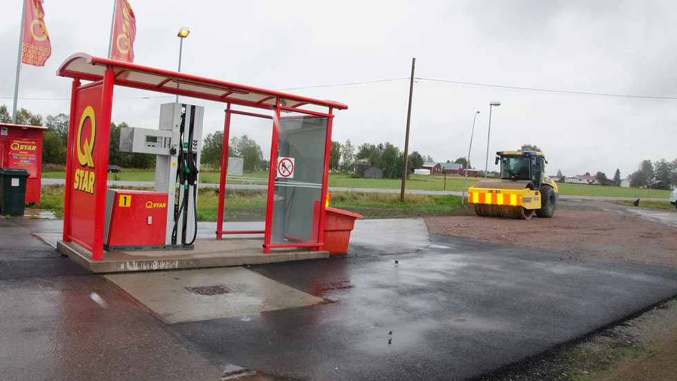 Qstarmacken i Unbyn är i drift men diskussionerna och förlikningssamtal pågår mellan bensinbolaget och Bodens kommun om ersättning.