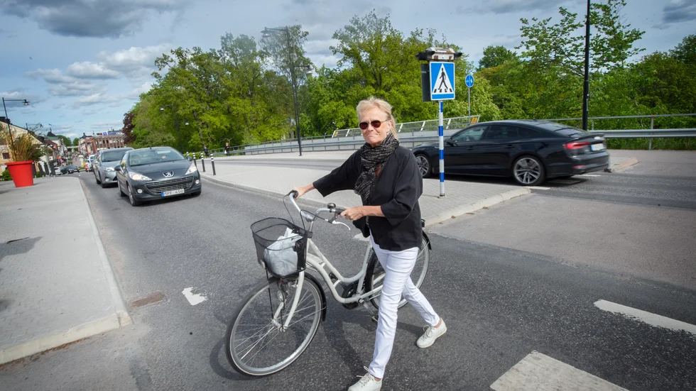 Trafiksäkerheten för cyklister och fotgängare på västra viadukten inte tillräcklig. Snart ryker övergångsstället.