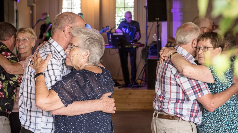 PRO i Bettna har arrangerat sommardanser i decennier och de lockar besökare långväga ifrån. Nu ligger dock danserna på is med anledning av coronaviruset och det slår hårt mot PRO-föreningen.