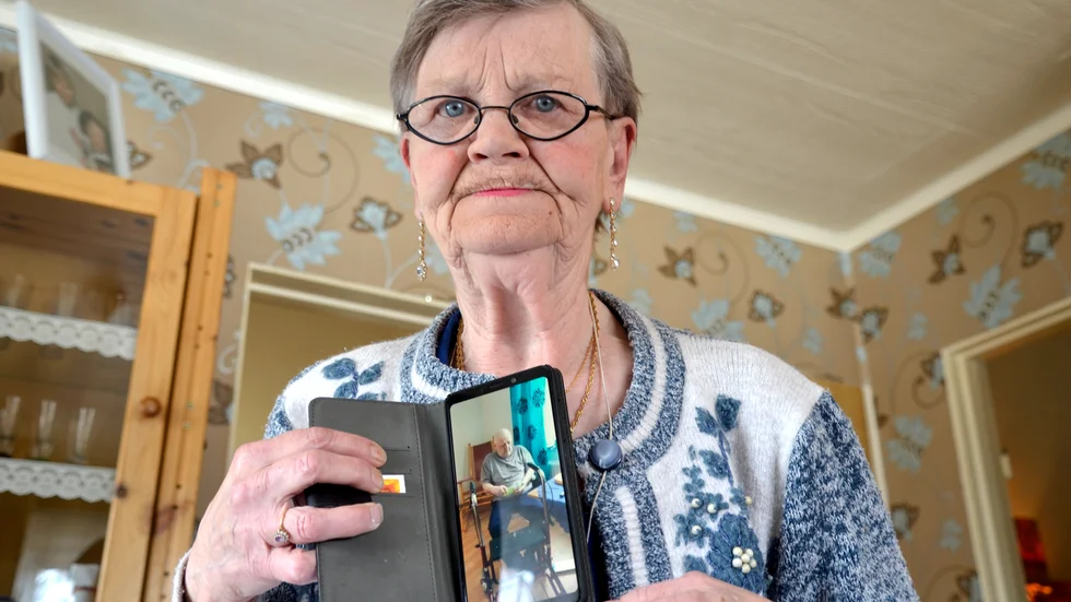 Eira Kunnari, 73, Puoltikasvaara, är upprörd över den kraftiga höjningen för maken, Penttis, äldreboende i Gällivare. Kostnaden stiger för varje månad. 