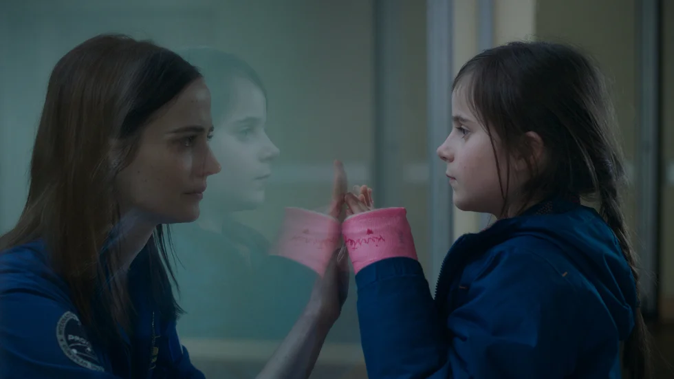 Eva Green som den franska astronauten Sarah och Zélie Boulant som hennes dotter Stella i "Proxima".  