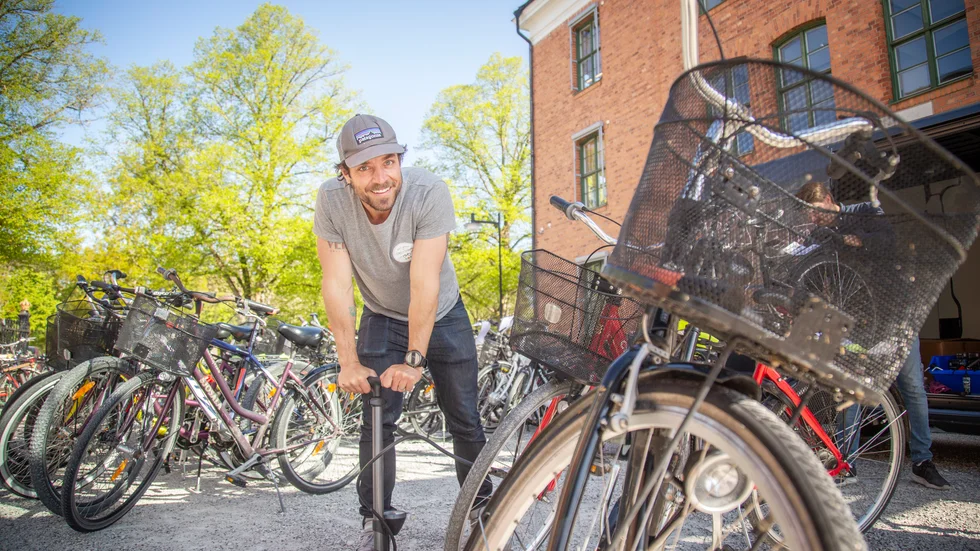 Björn Wallenström på Gotlands cykeluthyrning berättar att de arbetar med att hitta kreativa lösningar och att skapa nya paket som de kan erbjuda kunderna i coronatider. Detta för att hålla företaget vid liv.