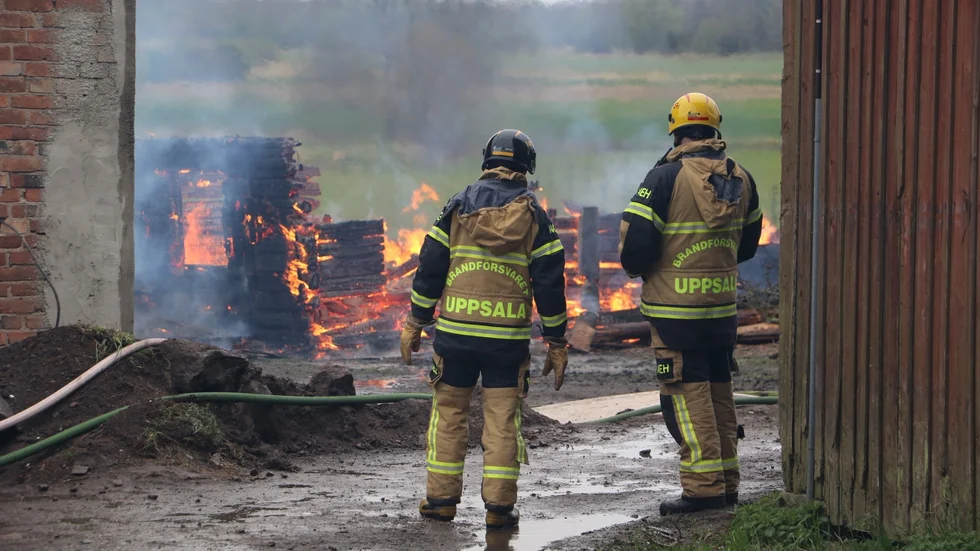 Brandkåren fick kallas till platsen där några boende försökte elda upp ett uthus.