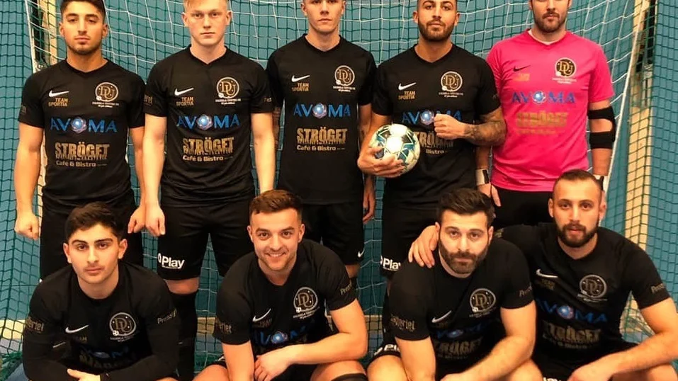 Kristian Issa, här med bollen i handen, har anbud från SFL-klubbar. Men inget är klart än om nästa säsong.