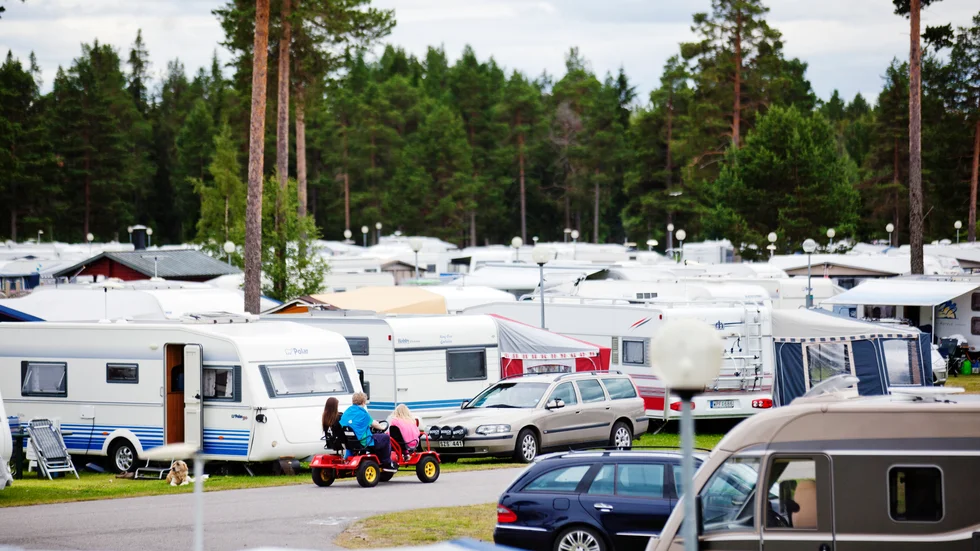 Havsbadets förändrade prissättning drabbar främst barnfamiljer. För två vuxna och tre barn blir aktivitetsbandet dubbelt så dyrt som förra året. (Arkivbild)